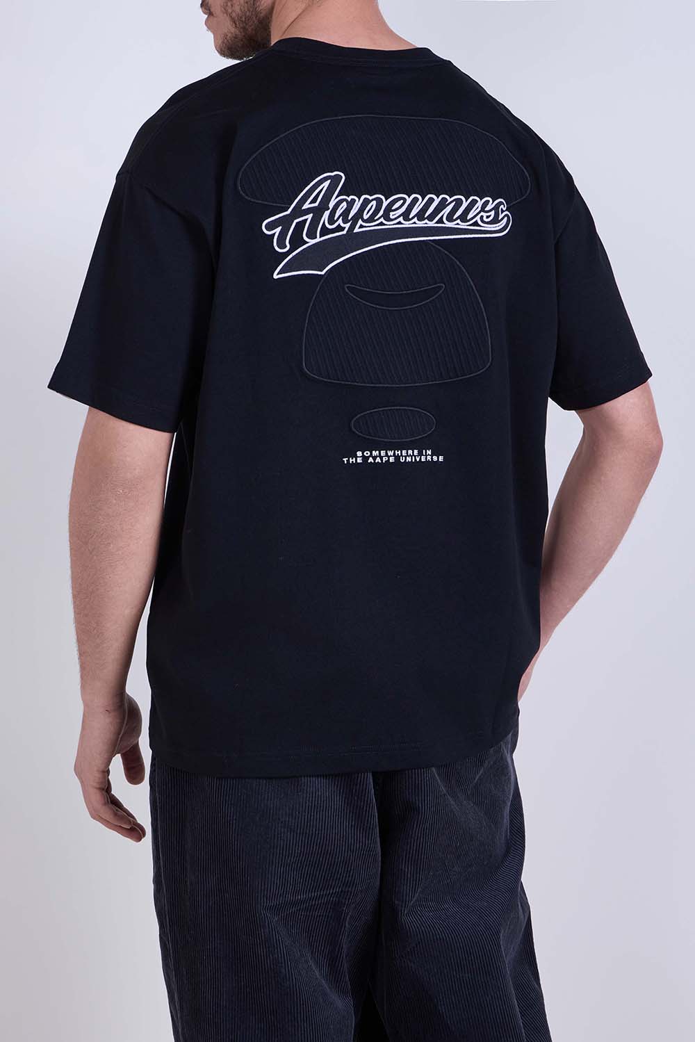 תמונת דוגמן אחורית של חולצת טי בגזרה ישרה