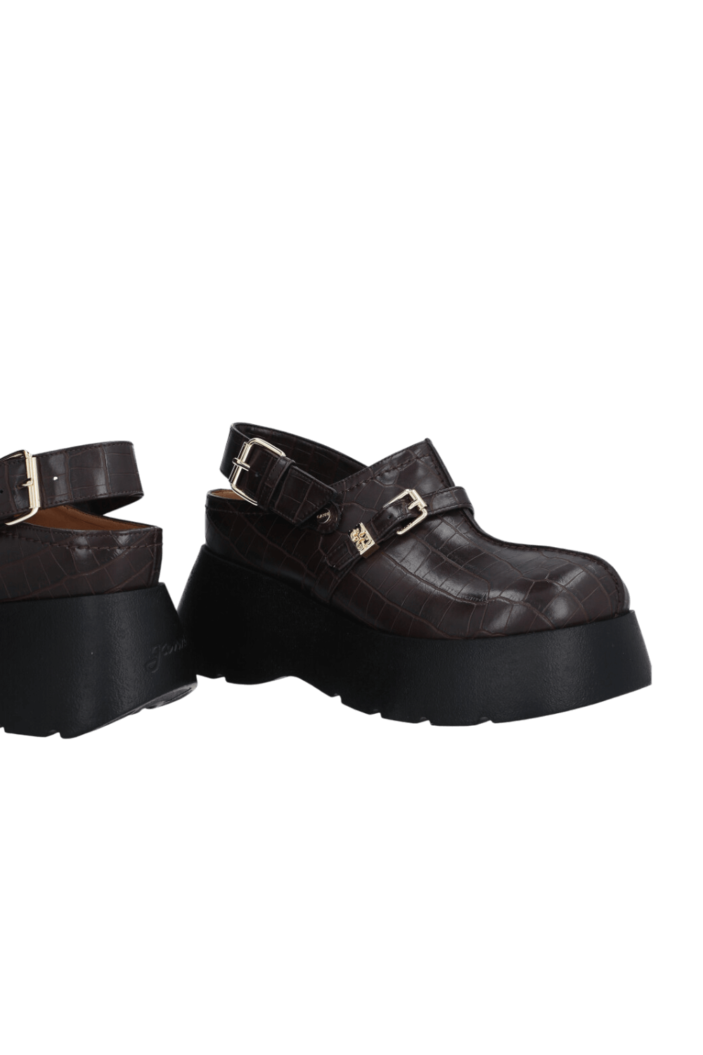 תמונת תקריב של נעלי פלטפורמה