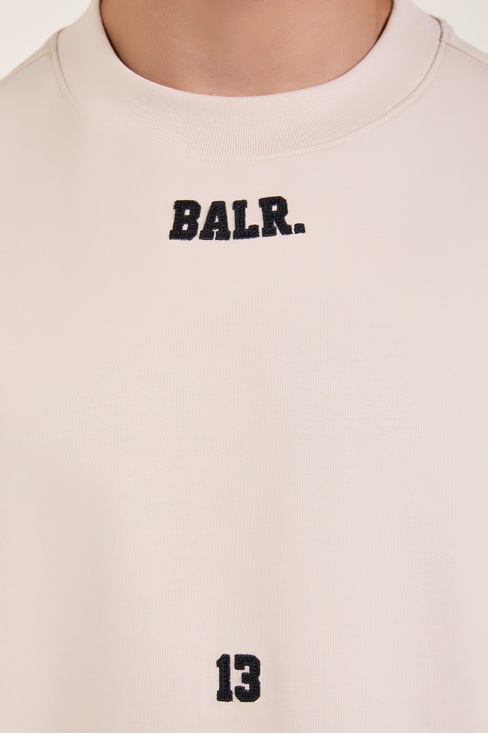 תמונת תקריב דוגמן של חולצת טי אוברסייז