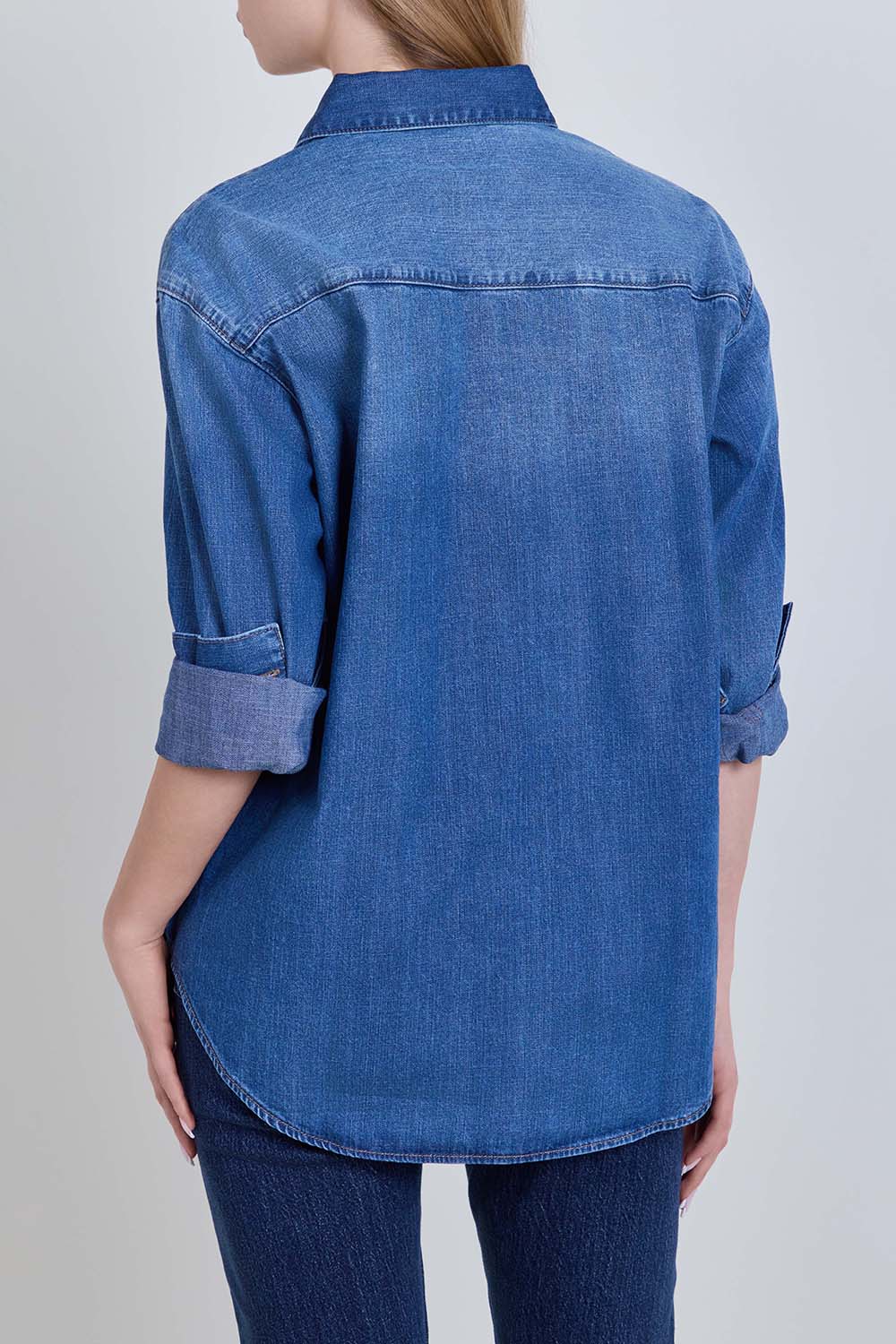 תמונת דוגמן אחורית של חולצה מכופתרת ג'ינס