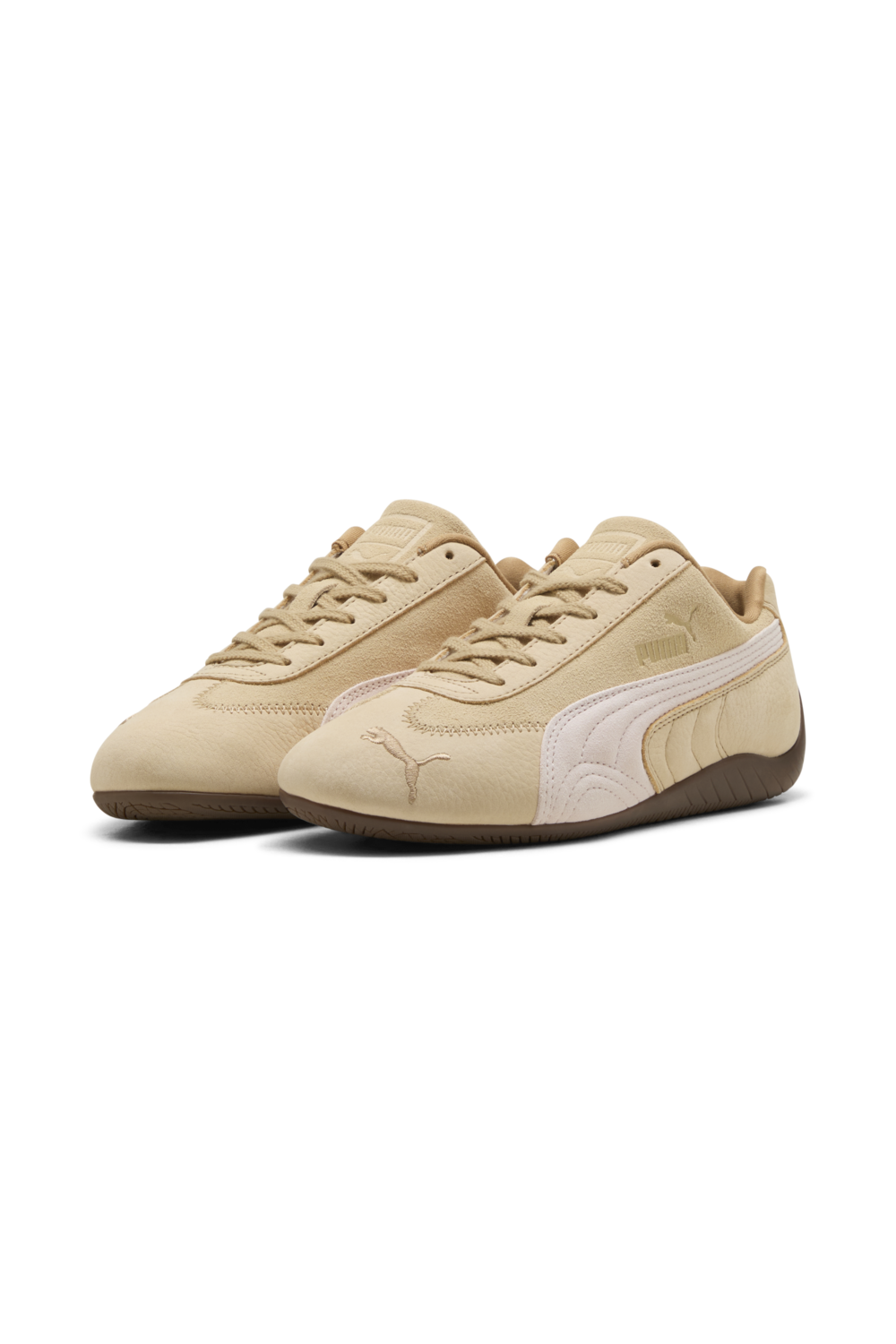 תמונת תקריב של נעלי סניקרס עור