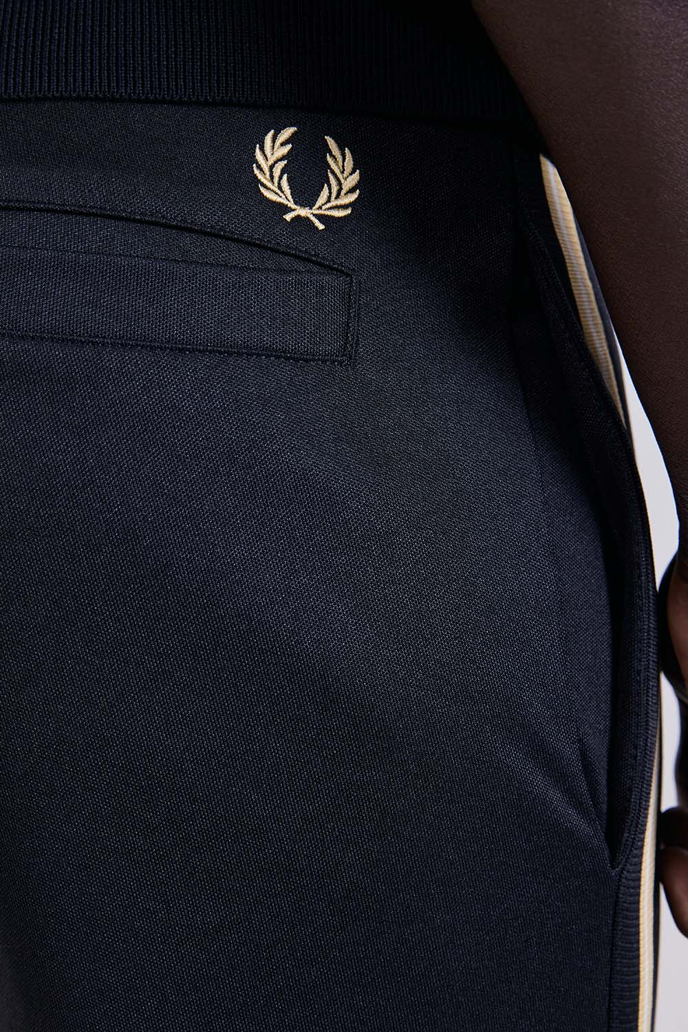 תמונת תקריב דוגמן של מכנסי ג'וגר