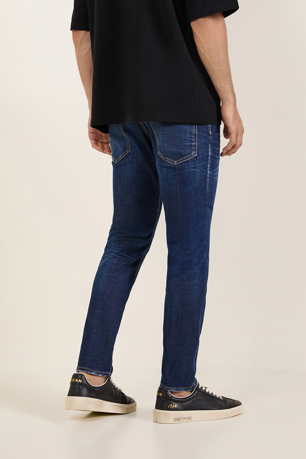 תמונת דוגמן אחורית של מכנסי ג'ינס סקייטר