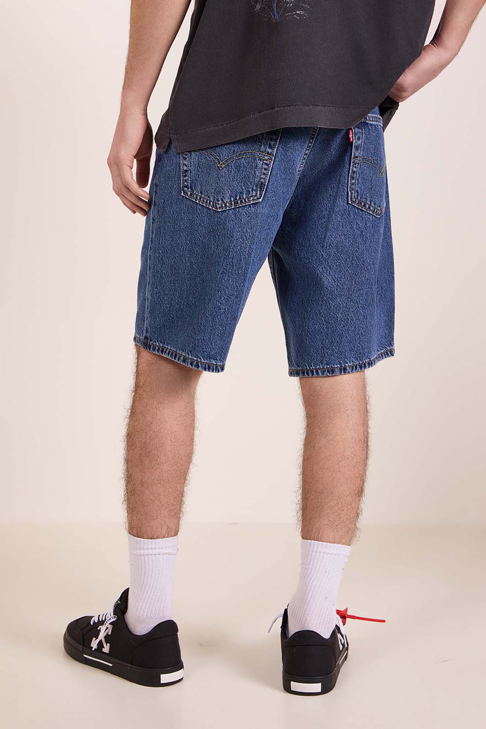 תמונת דוגמן אחורית של מכנסי ברמודה ג'ינס 454