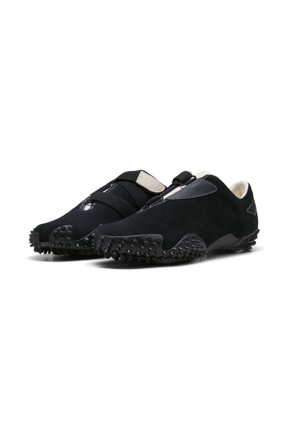 תמונת תקריב של נעלי סניקרס