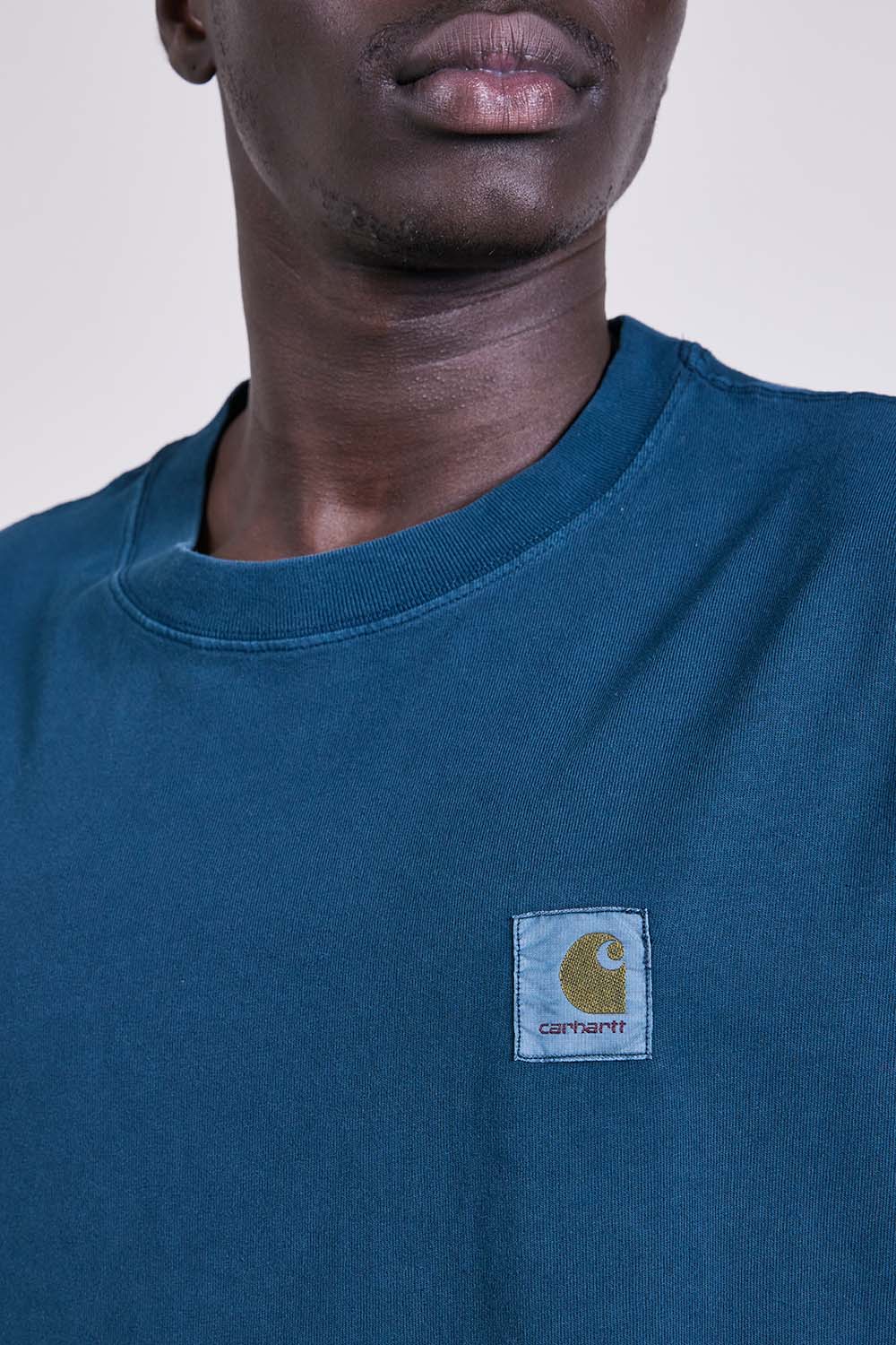 תמונת תקריב דוגמן של חולצת טי בגזרה משוחררת