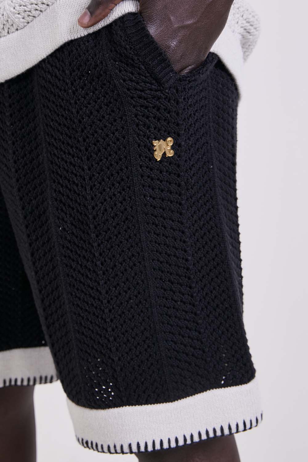 תמונת תקריב דוגמן של מכנסיים קצרים סרוגים