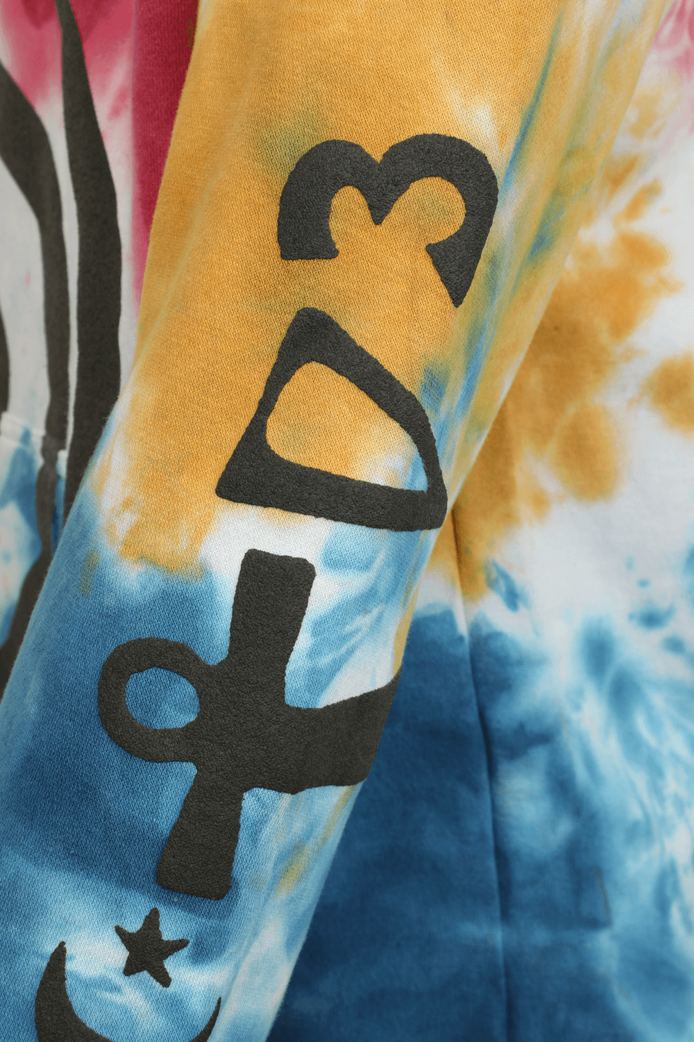 תמונת תקריב של CTV3 Tour Hoodie in Multicolor Tie Dye