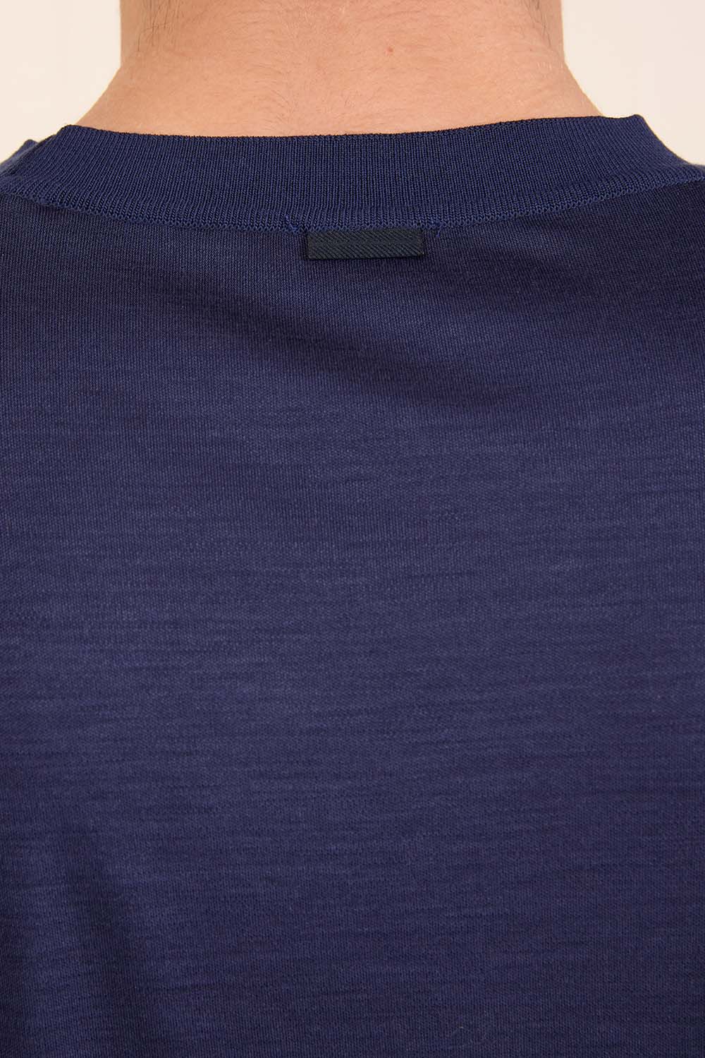 תמונת תקריב דוגמן של חולצת טי מצמר