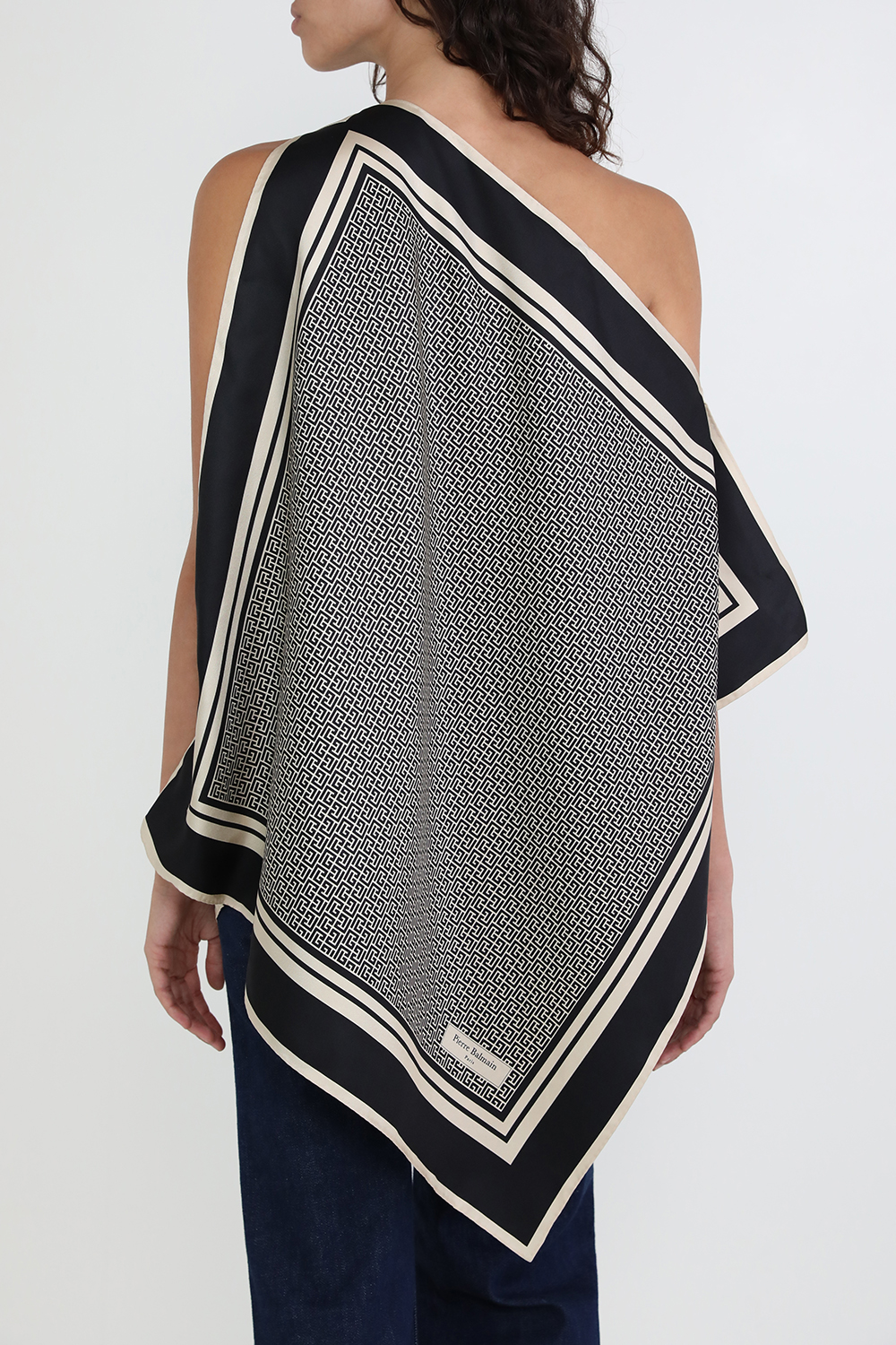 תמונת דוגמן אחורית של חולצה א-סימטרית עם הדפס