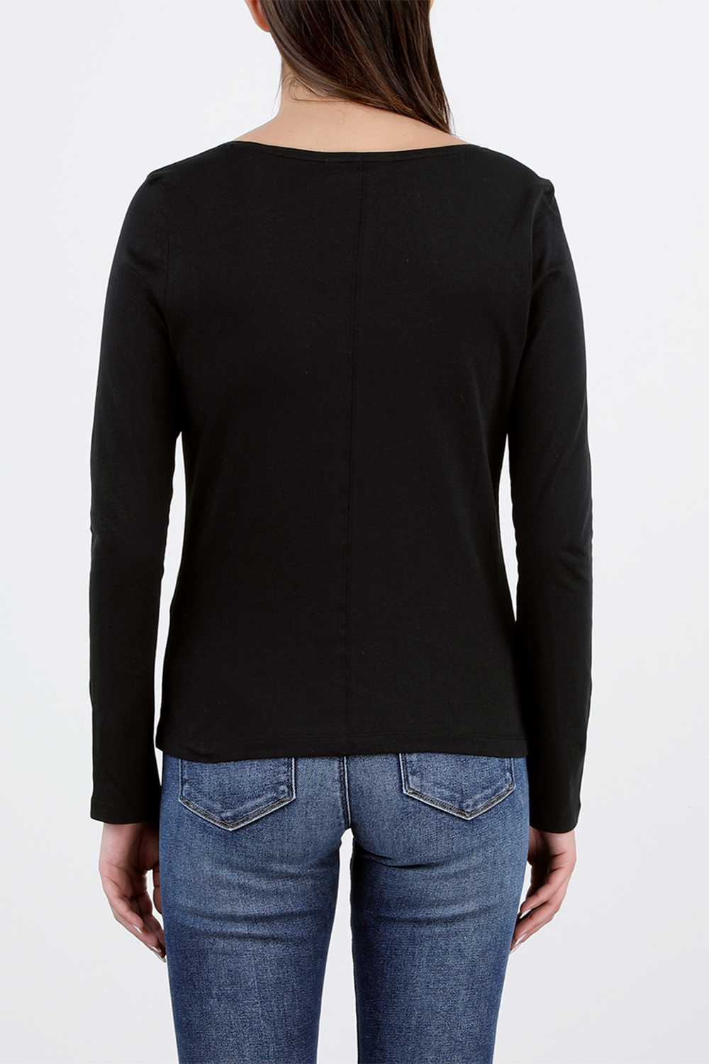 תמונת דוגמן אחורית של Long Sleeve V-Neck T-Shirt in Black