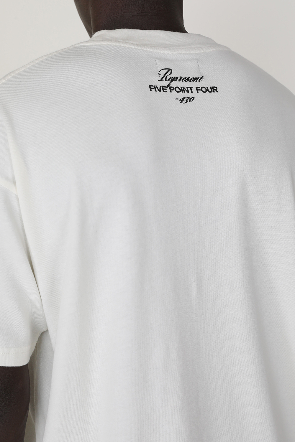 תמונת תקריב דוגמן של 5.4 X רפרזנט חולצת טי