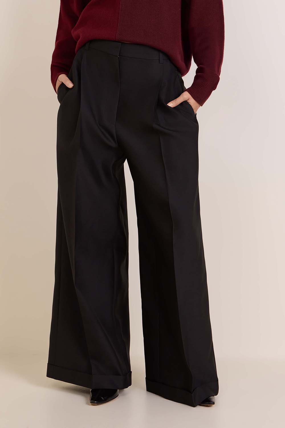 תמונת דוגמן קידמית של מכנסיים מחוייטים