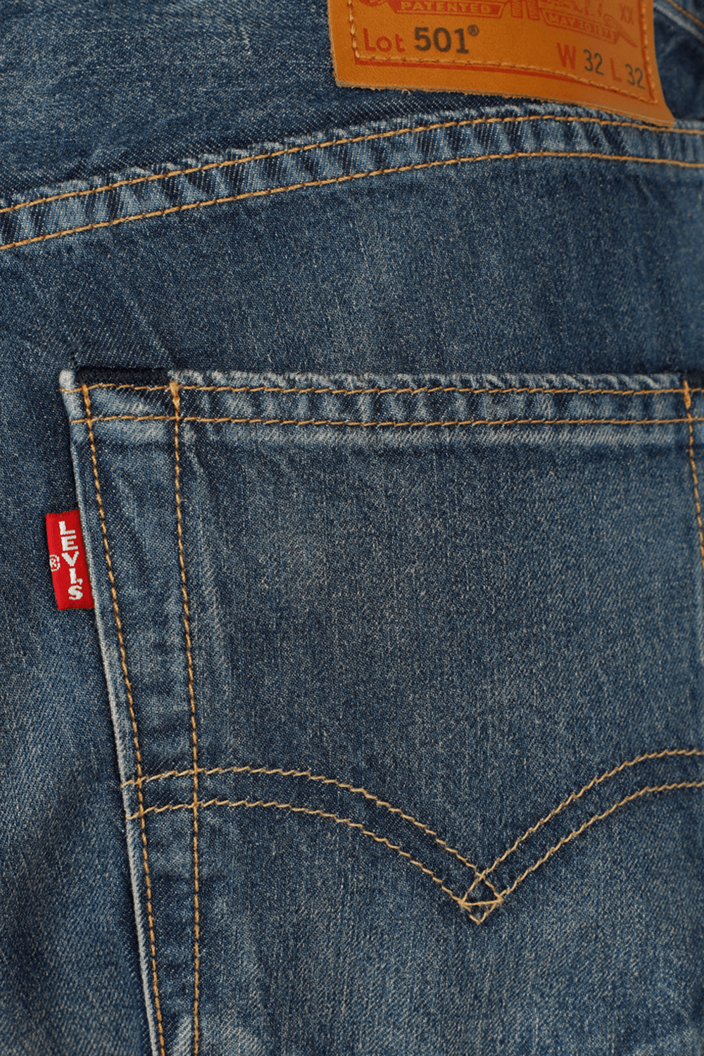 תמונה אחורית של מכנסי ג'ינס 501 עם שפשופים