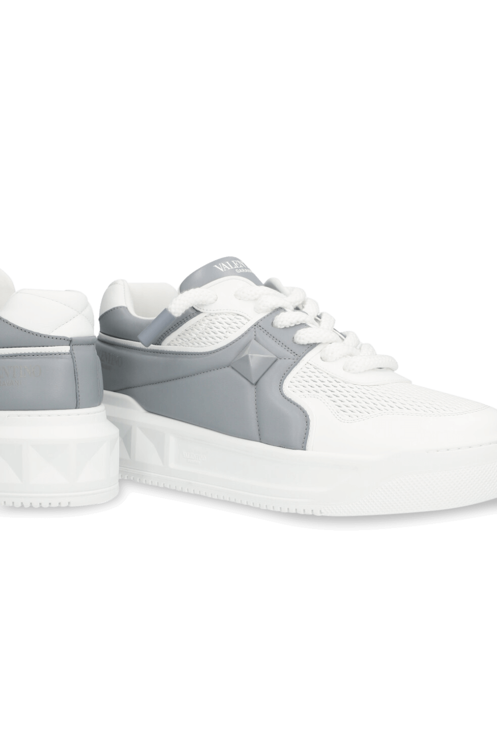 תמונת תקריב של נעלי סניקרס