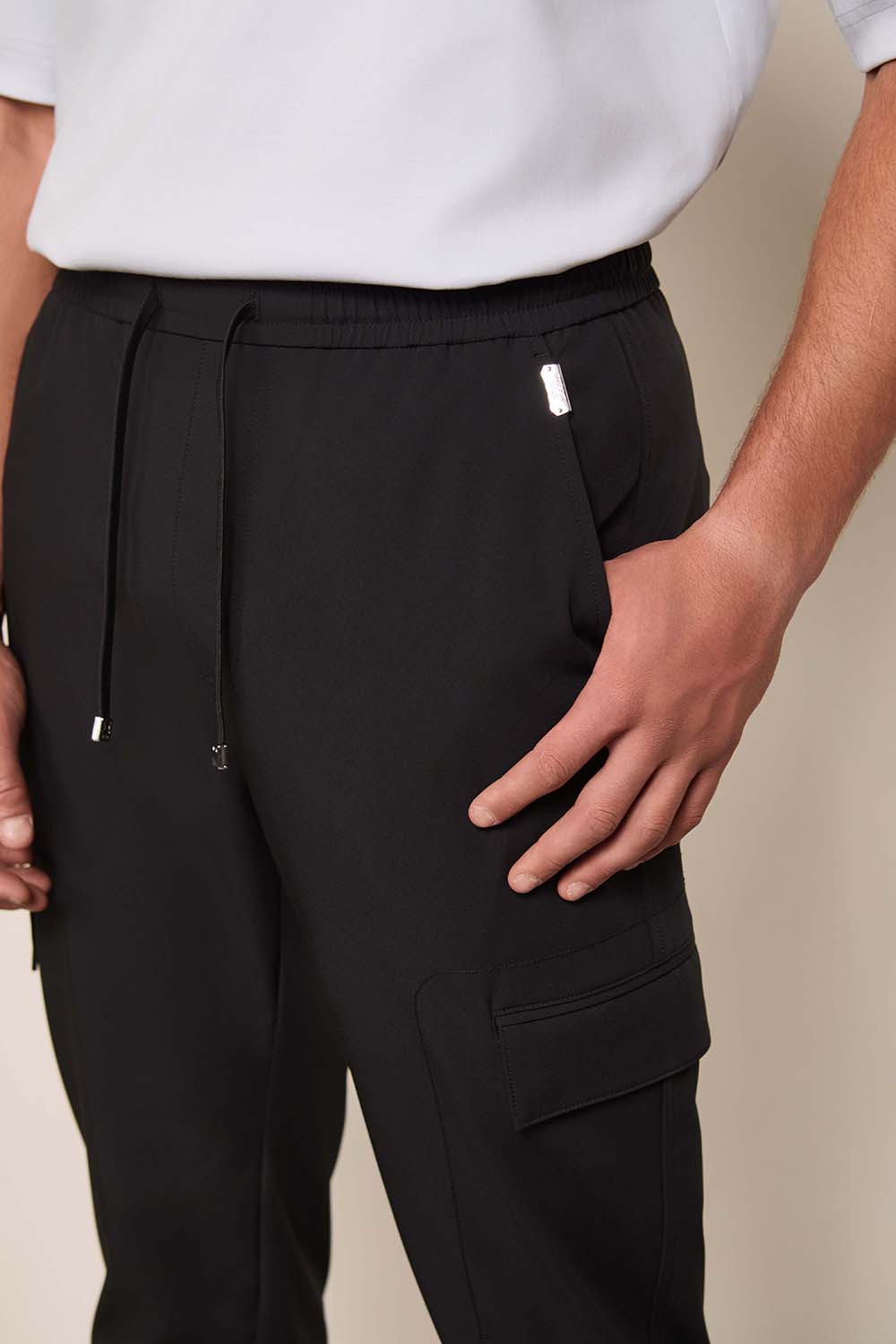 תמונת תקריב דוגמן של מכנסיים ארוכים