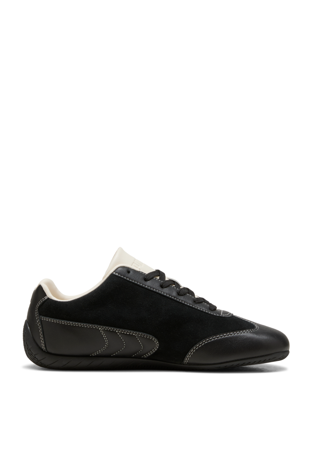 תמונה קידמית של נעלי סניקרס