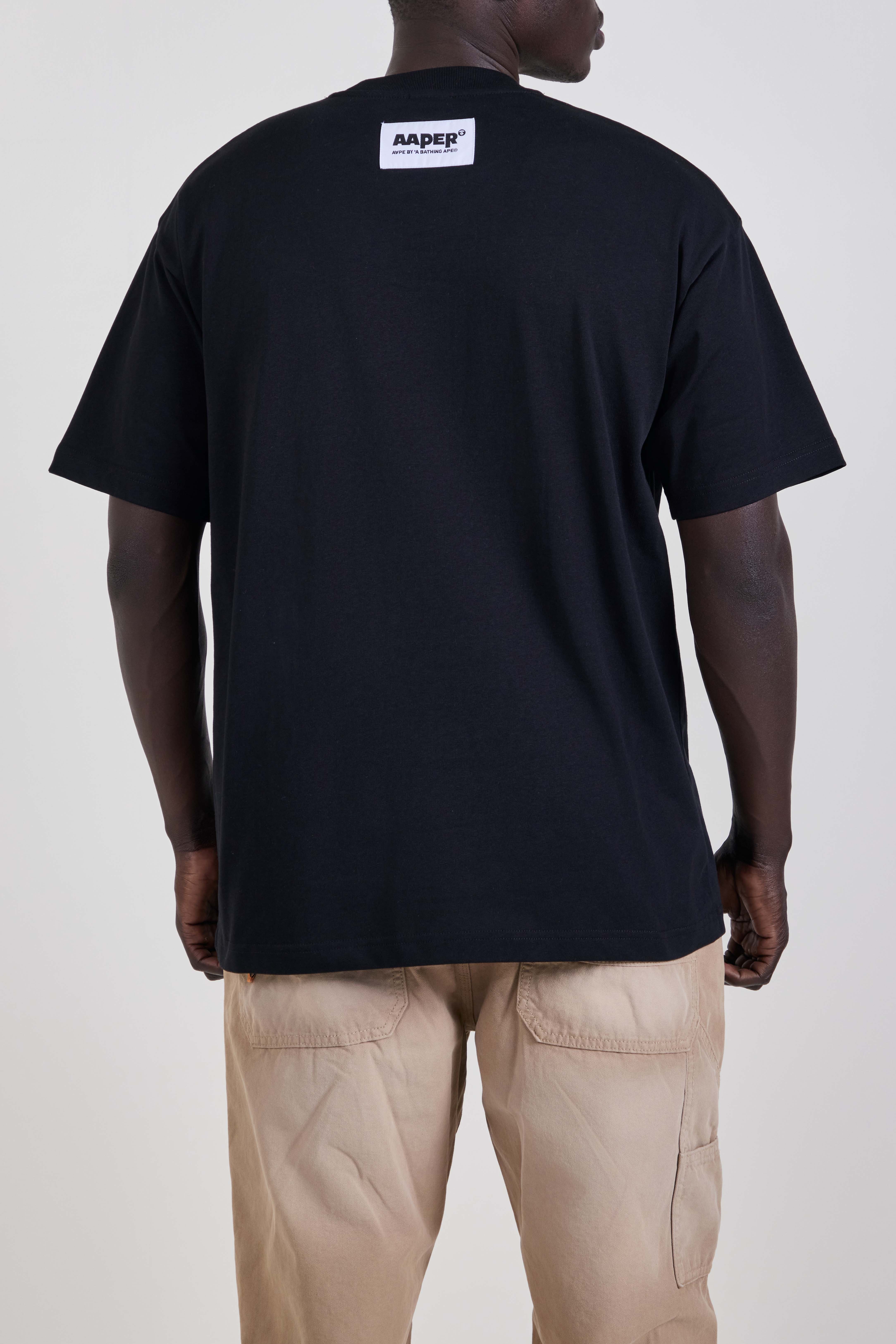 תמונת דוגמן אחורית של חולצת טי בגזרה ישרה