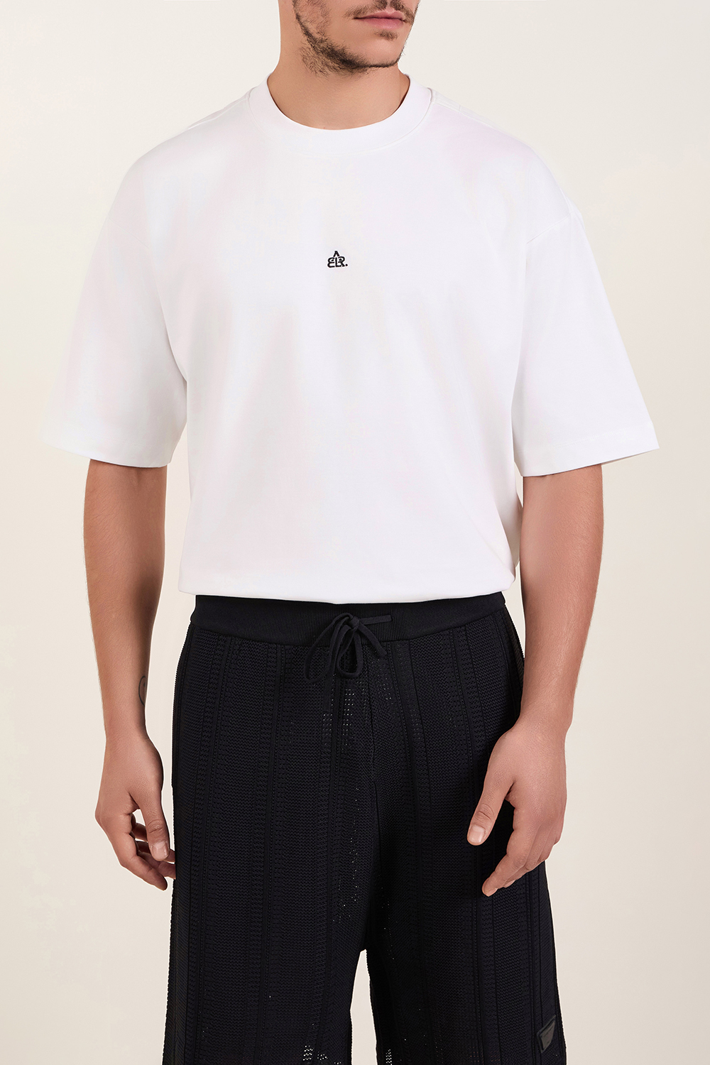 תמונת דוגמן קידמית של חולצת טי בגזרה משוחררת