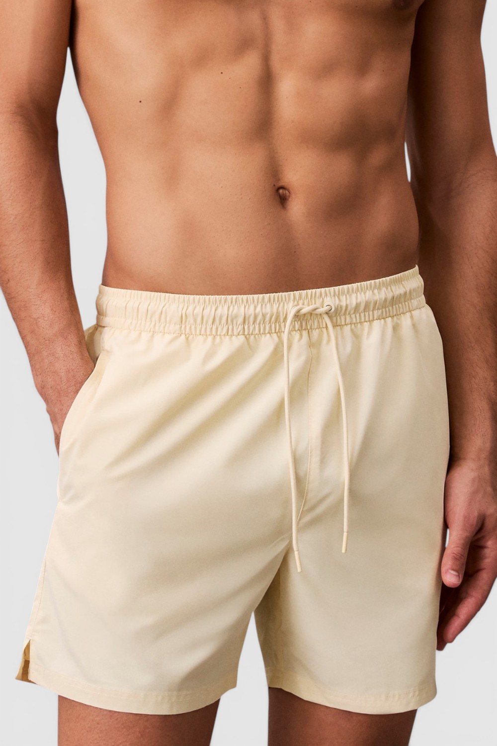 תמונת דוגמן אחורית של מכנסי בגד ים