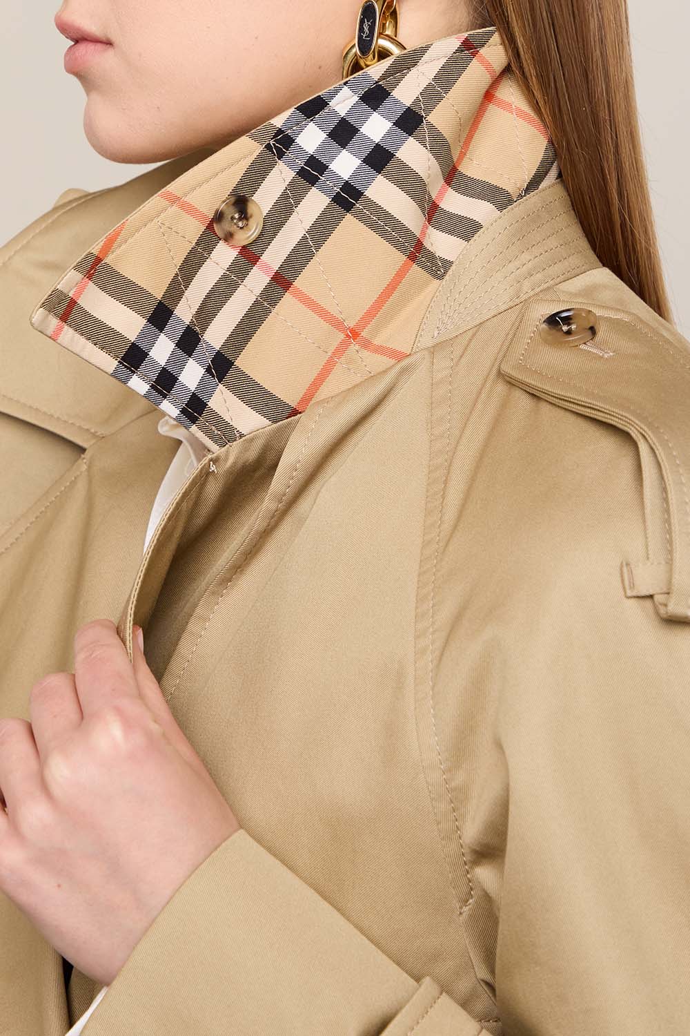 תמונת תקריב דוגמן של מעיל טרנץ'