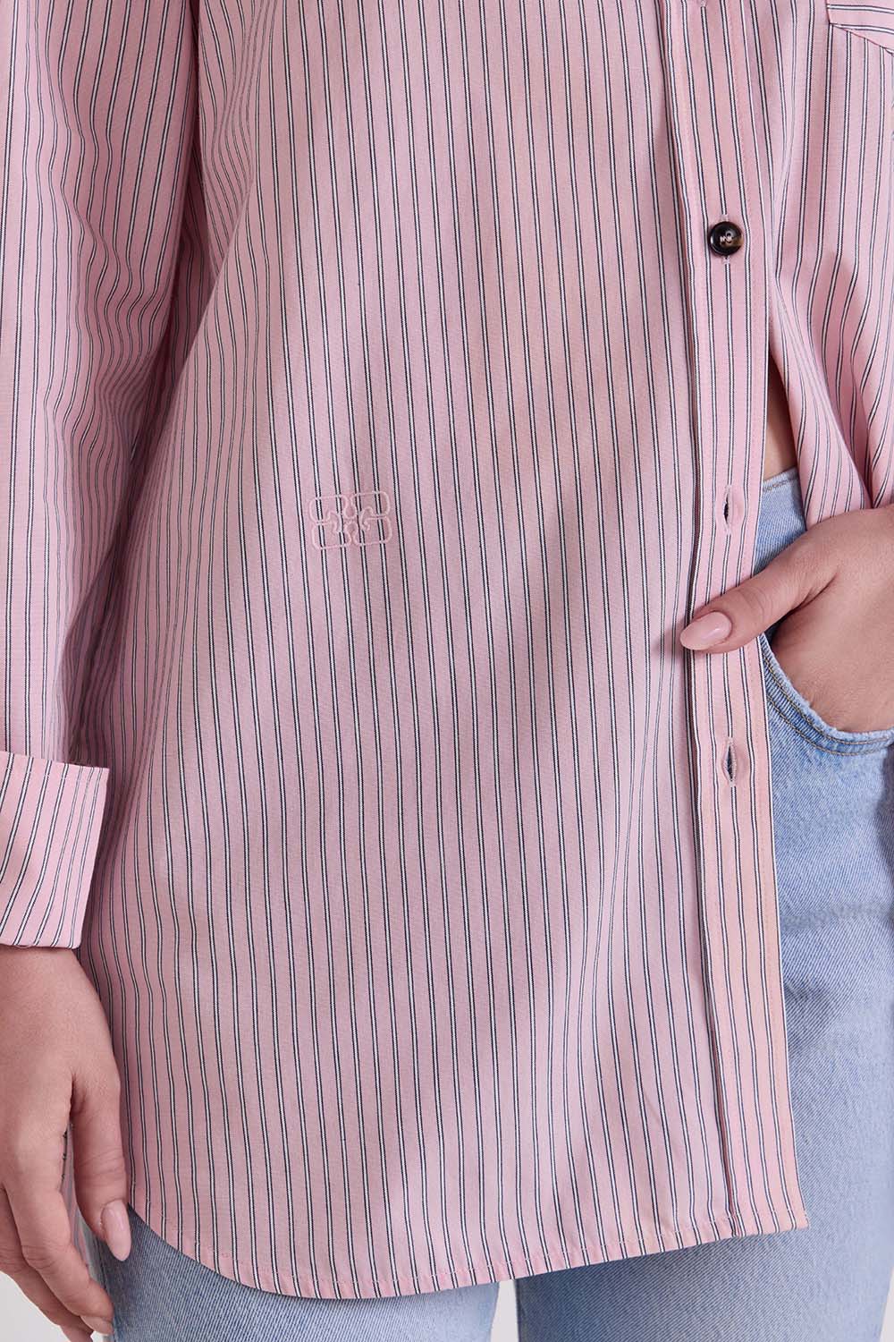 תמונת תקריב דוגמן של חולצה מכופתרת