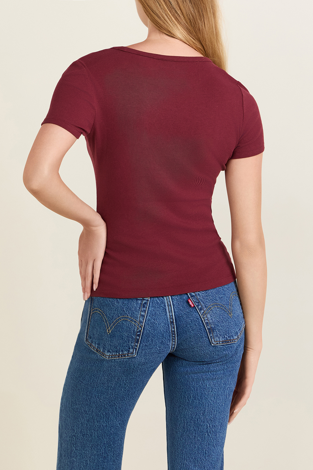 תמונת דוגמן אחורית של חולצת טי סלים פיט