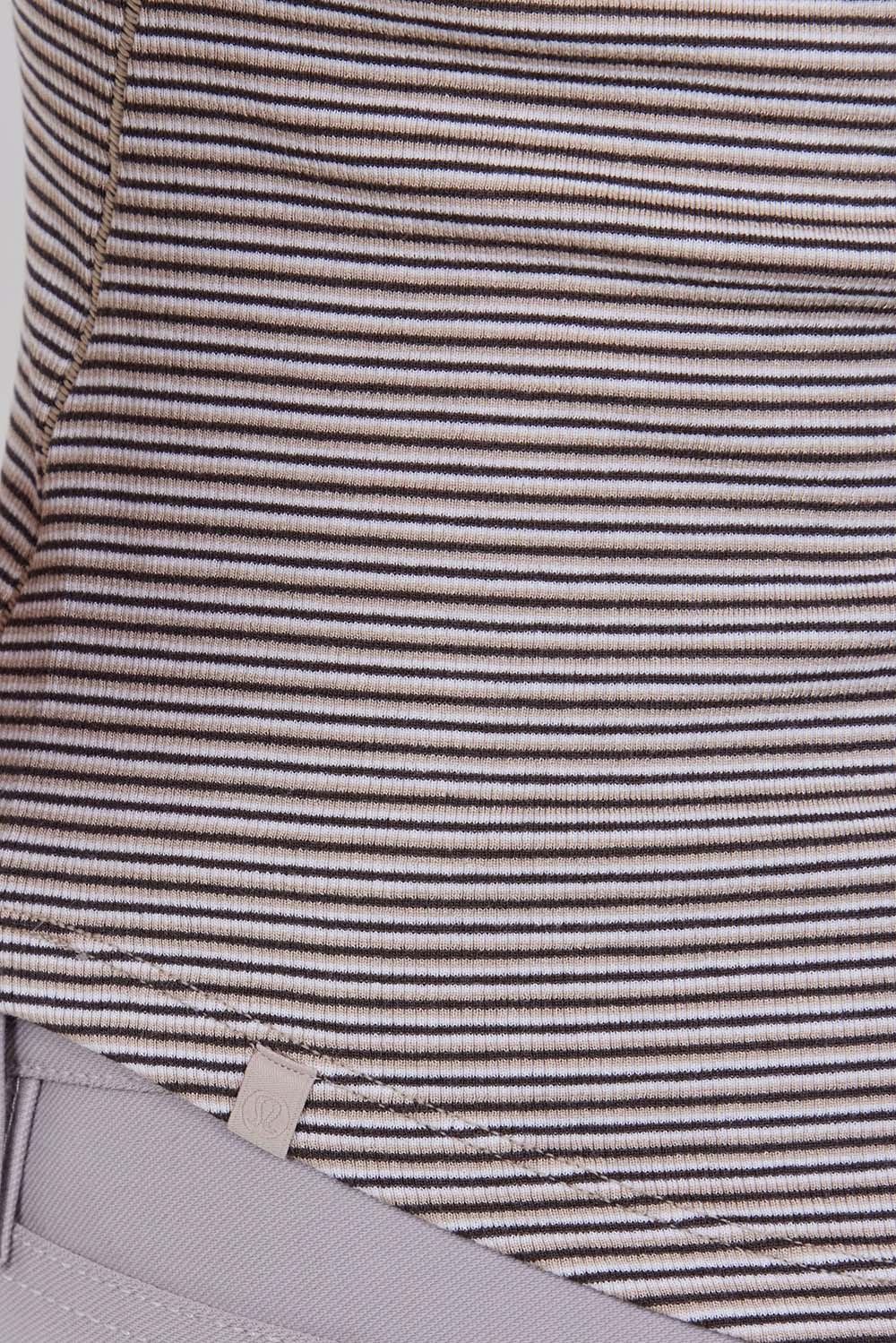 תמונת תקריב דוגמן של Hold Tight Crewneck Tank Top