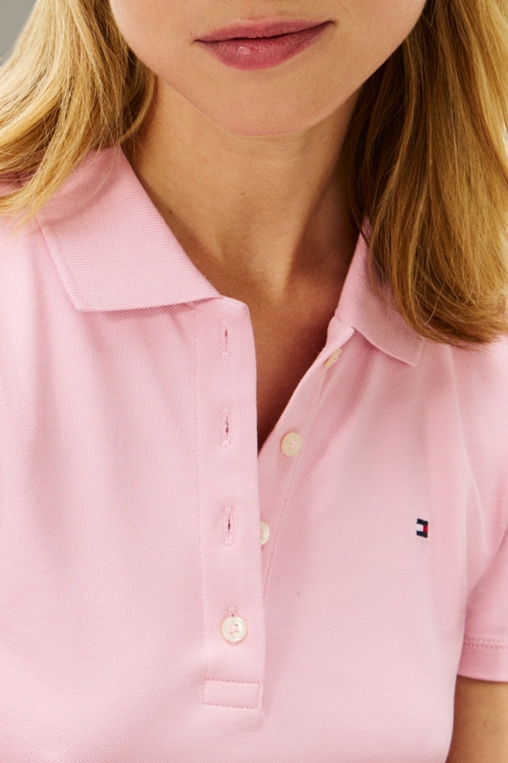 תמונת תקריב דוגמן של חולצת פולו