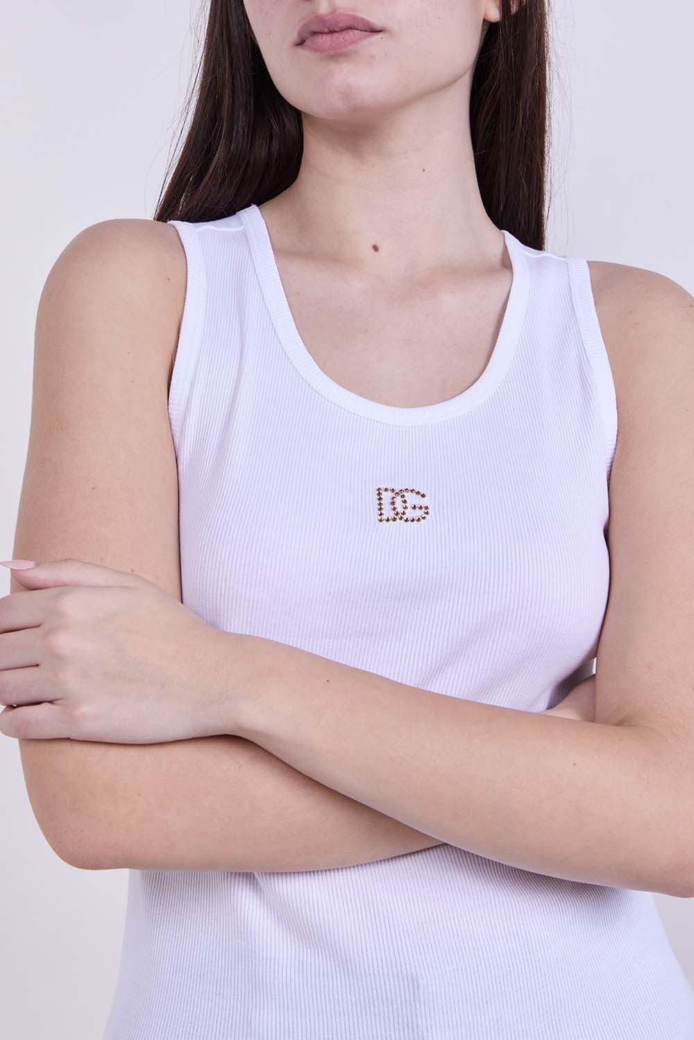 תמונת תקריב דוגמן של גופיית ריב בגזרת סלים