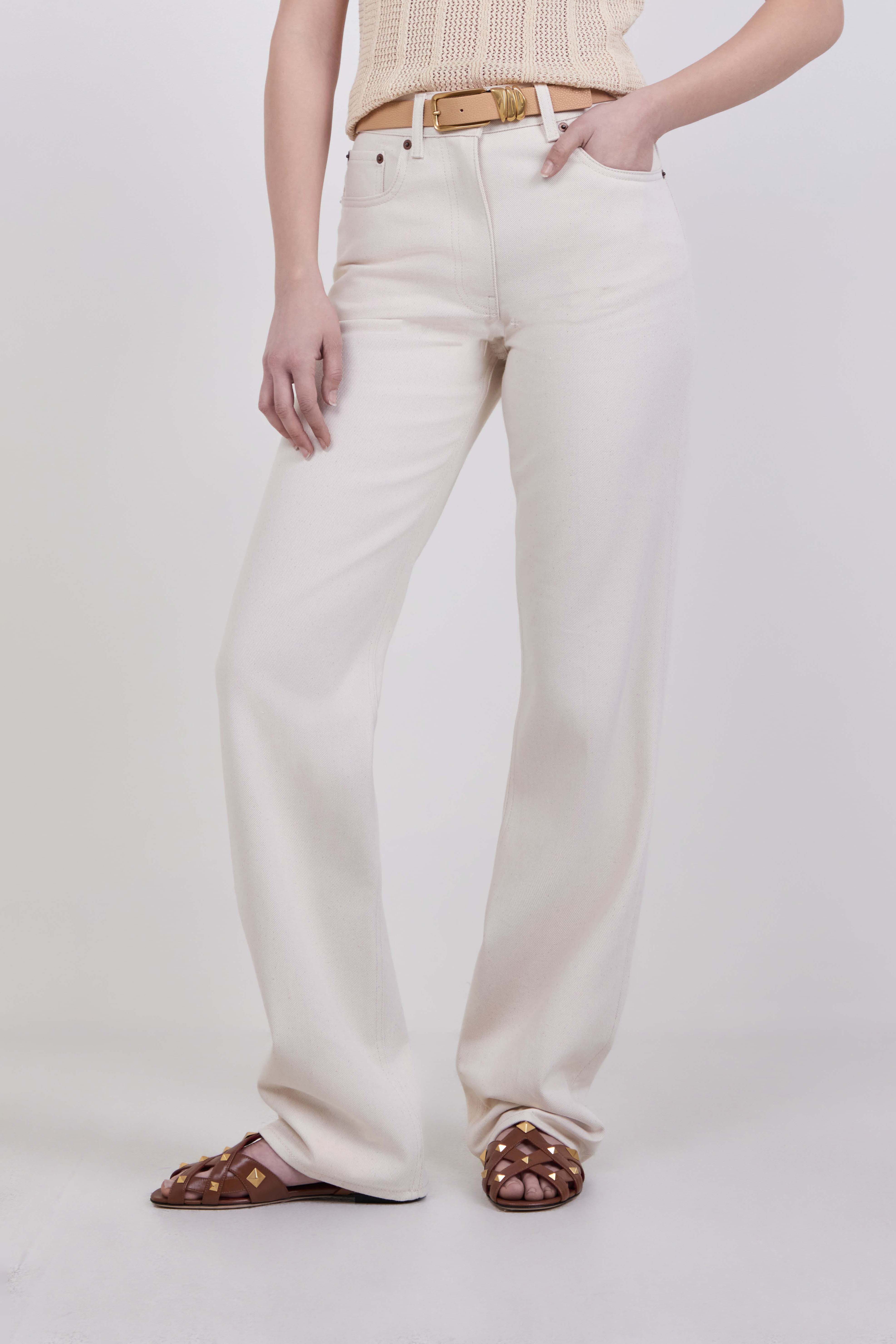 תמונת דוגמן קידמית של מכנסי ג'ינס בגזרה משוחררת