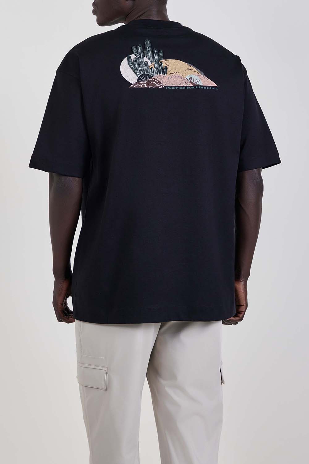 תמונת דוגמן אחורית של חולצת טי בגזרה משוחררת