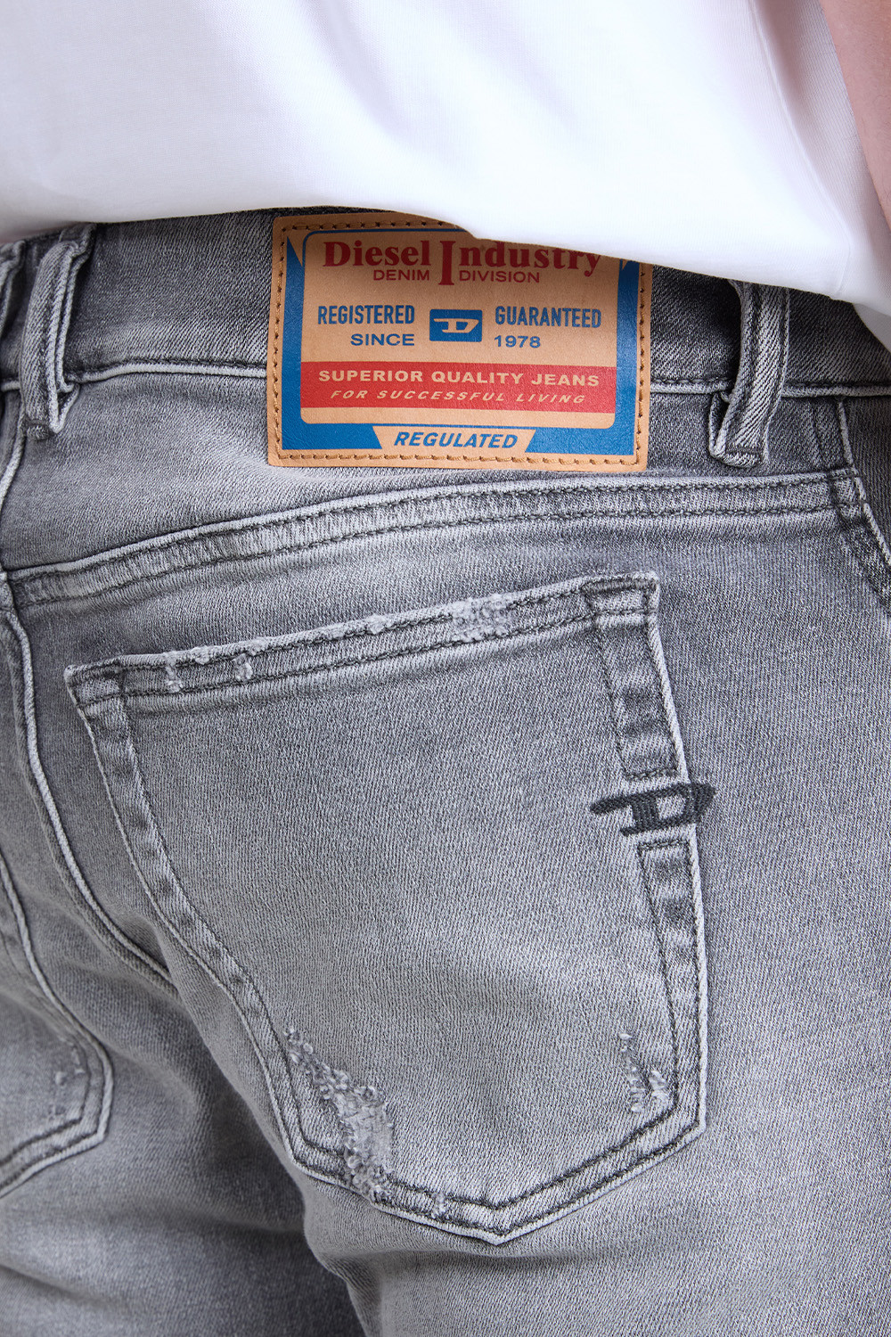 תמונת תקריב דוגמן של מכנסי ג'ינס סקיני סלינקר 1979