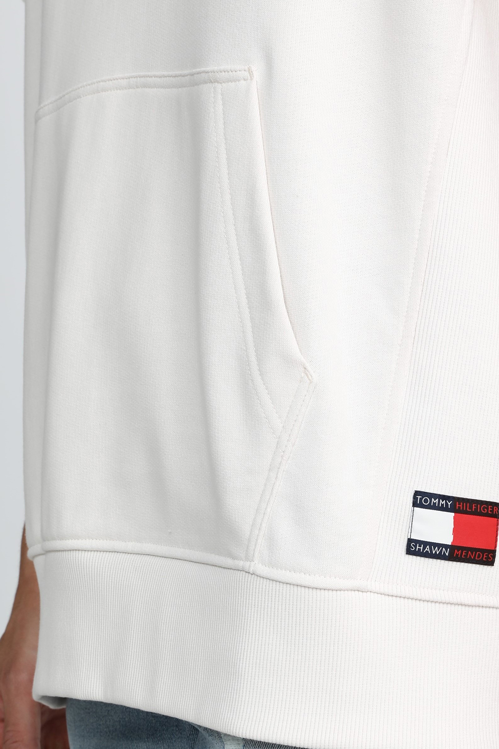 תמונת תקריב דוגמן של טומי הילפיגר X שון מנדס סווטשירט קפוצ'ון ללא שרוולים