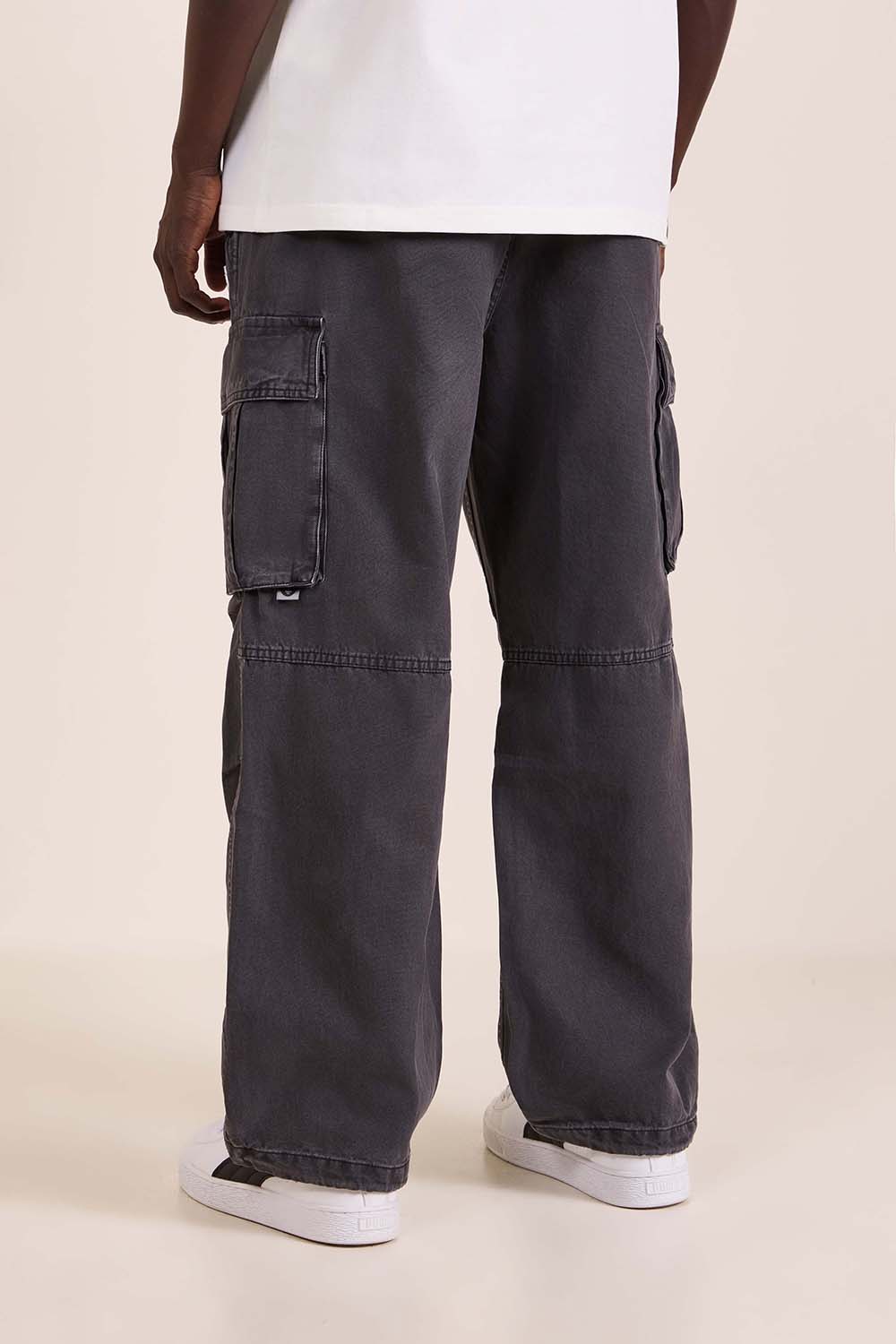 תמונת דוגמן אחורית של מכנסי קרגו