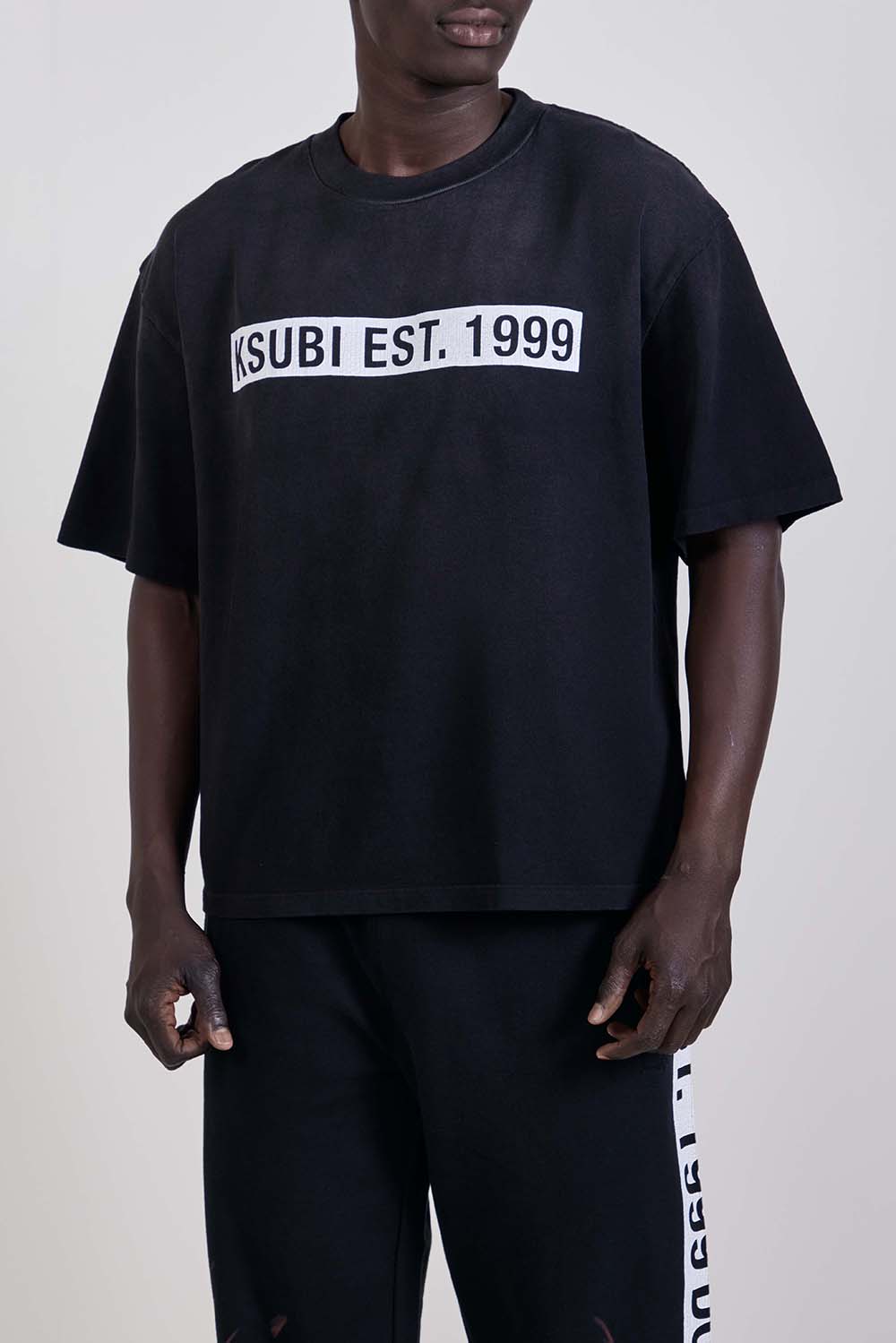 תמונת דוגמן קידמית של חולצת טי אוברסייז