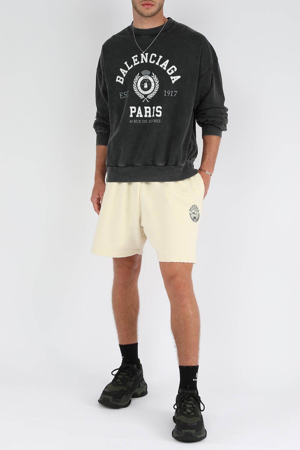 תמונת דוגמן קידמית של סניקרס טריפל אס בירוק ושחור