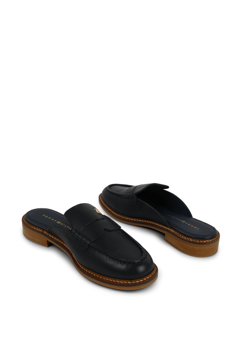 תמונת תקריב של כפכפי מיולס מעור עם לוגו זהוב