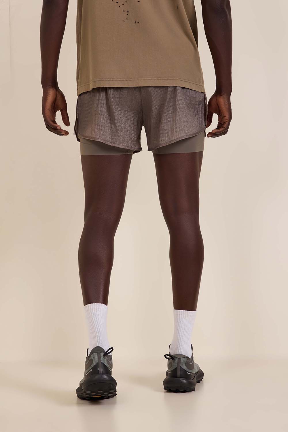 תמונת דוגמן אחורית של מכנסי ריצה קצרים בשילוב טייץ ריפסטופ 3