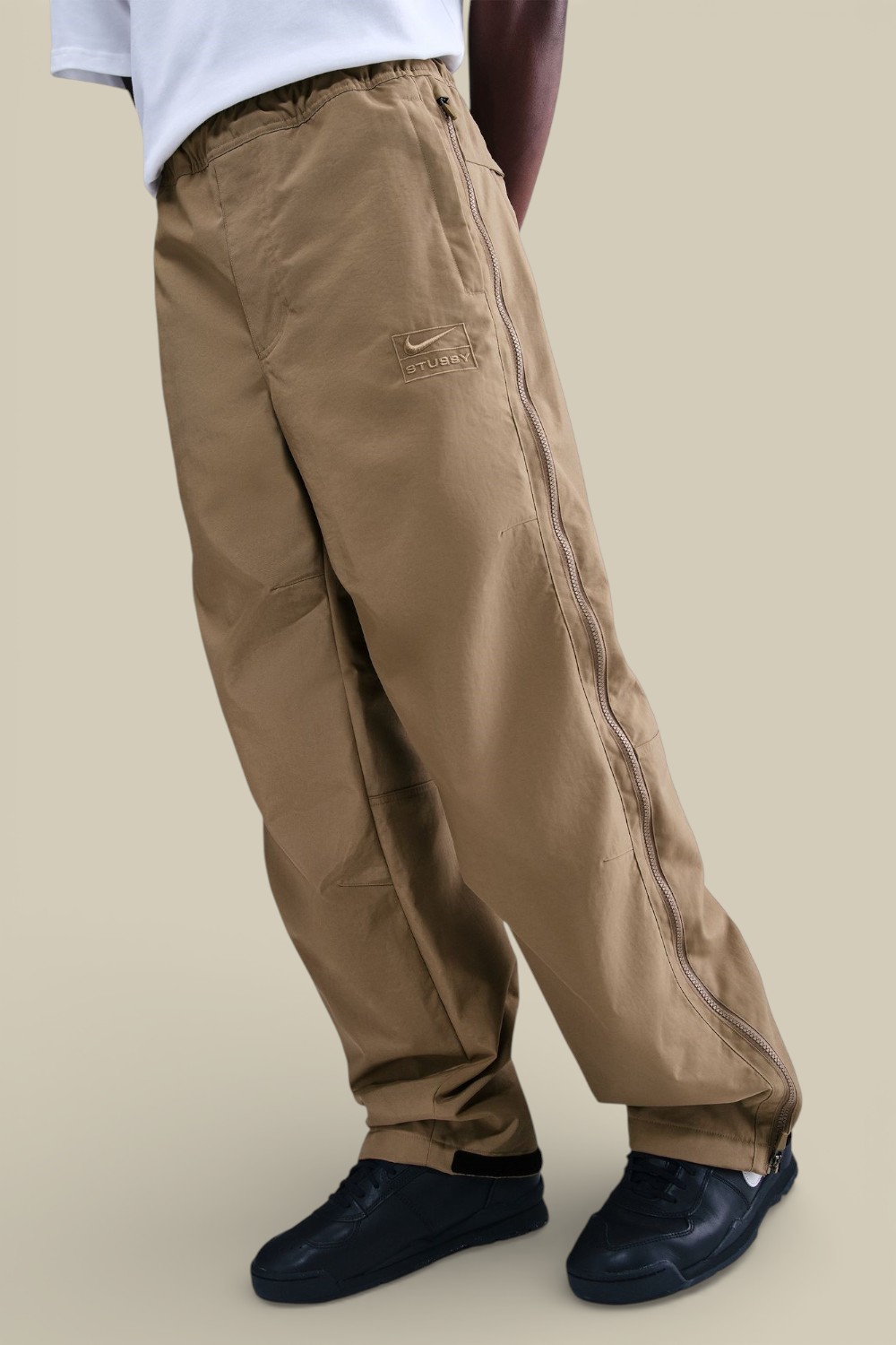 תמונת דוגמן קידמית של מכנסיים בגזרה משוחררת נייקי X סטוסי