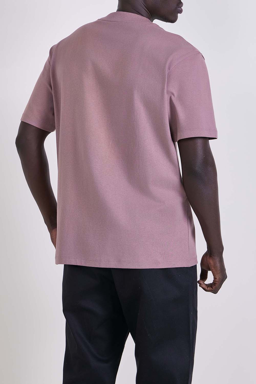 תמונת דוגמן אחורית של חולצת טי