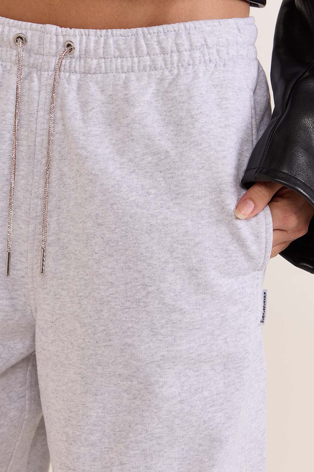 תמונת תקריב דוגמן של מכנסי ג'וג עם שרוך קשירה קריסטלים