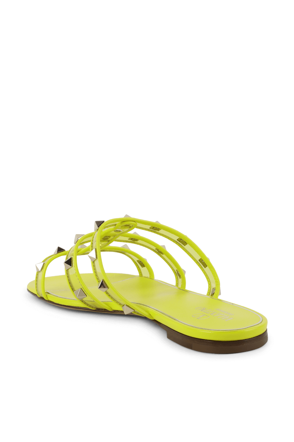 תמונה אחורית של כפכפים שטוחים עם ניטים