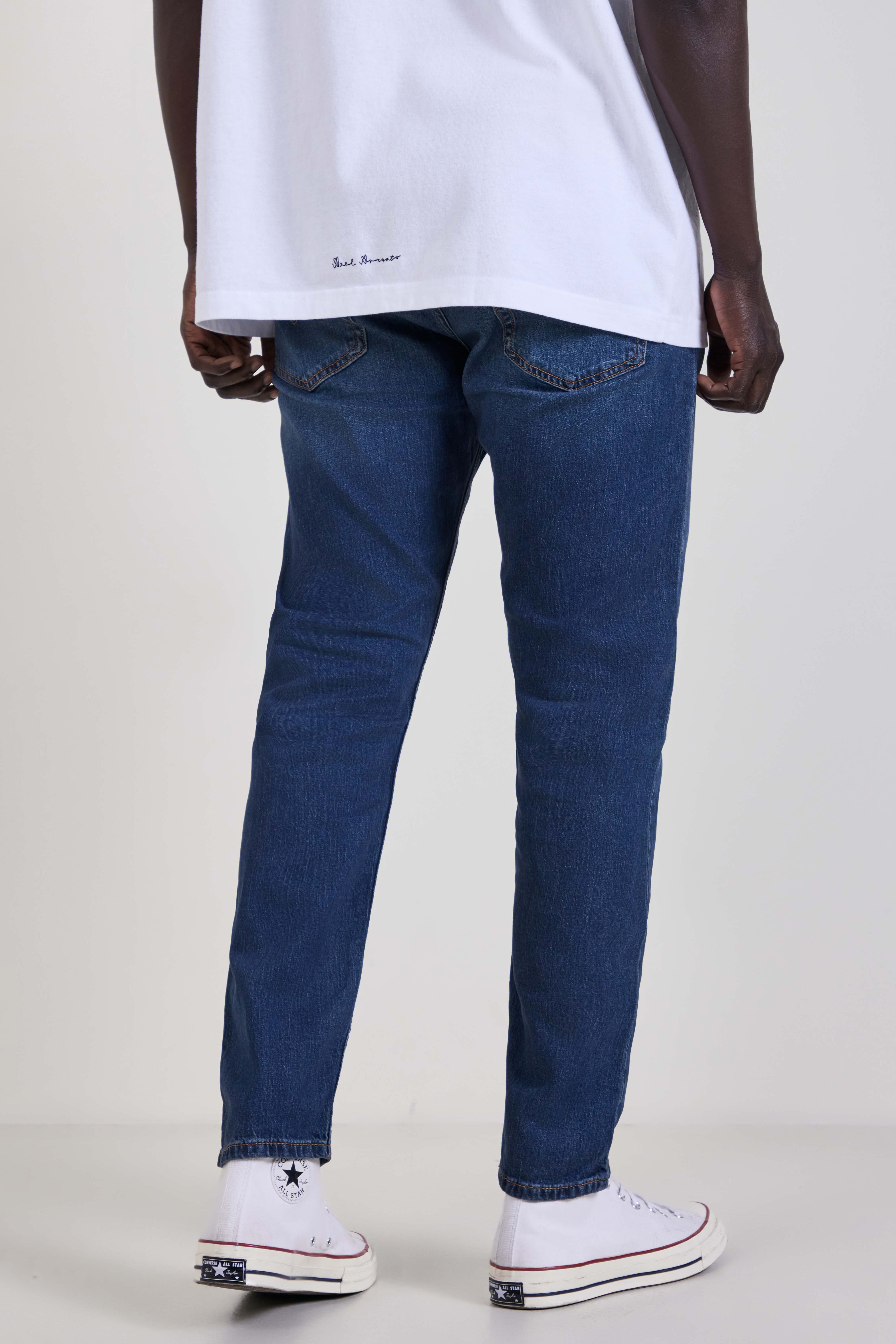 תמונת דוגמן אחורית של מכנסי ג'ינס 502 בגזרת סלים