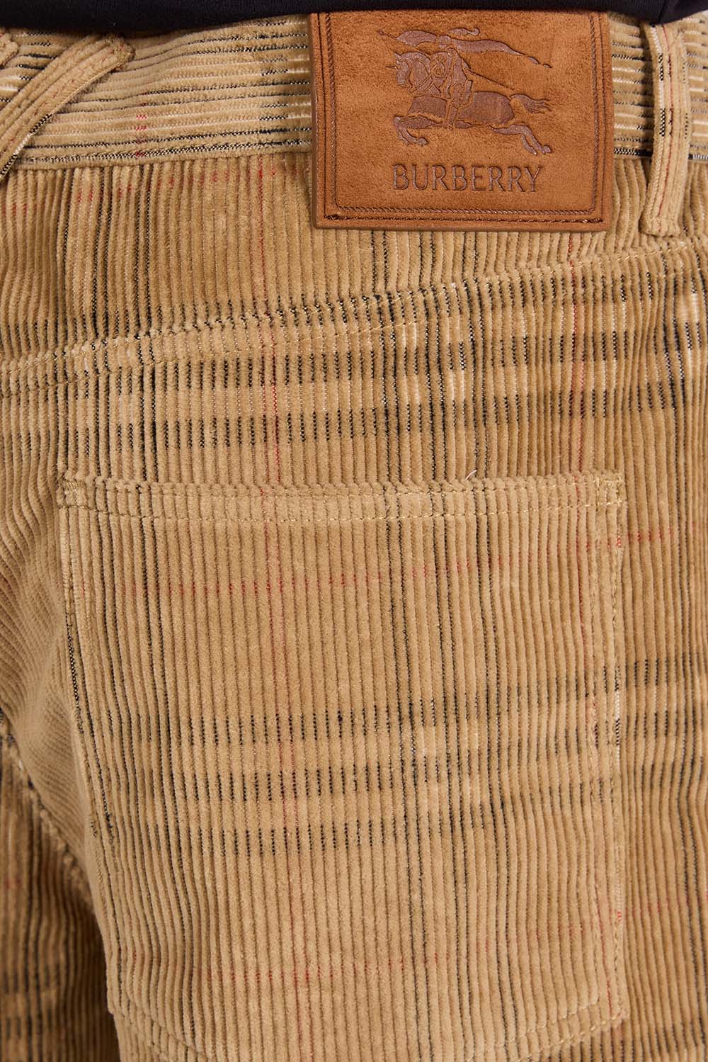 תמונת תקריב דוגמן של מכנסי קורדרוי משבצות