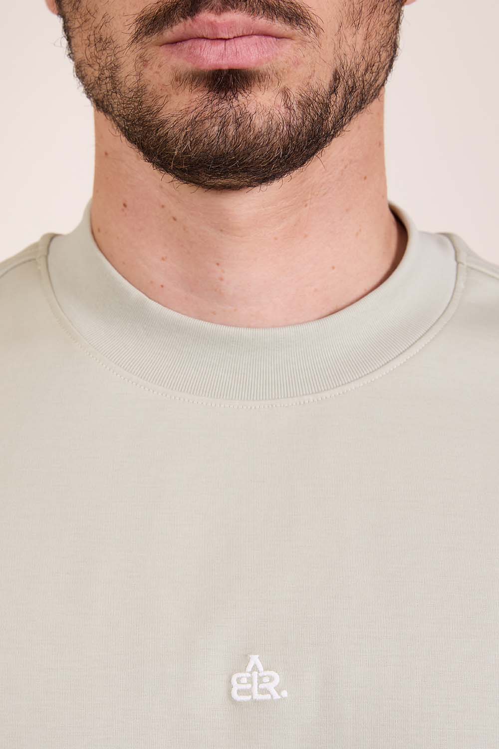 תמונת תקריב דוגמן של חולצת טי אוברסייז