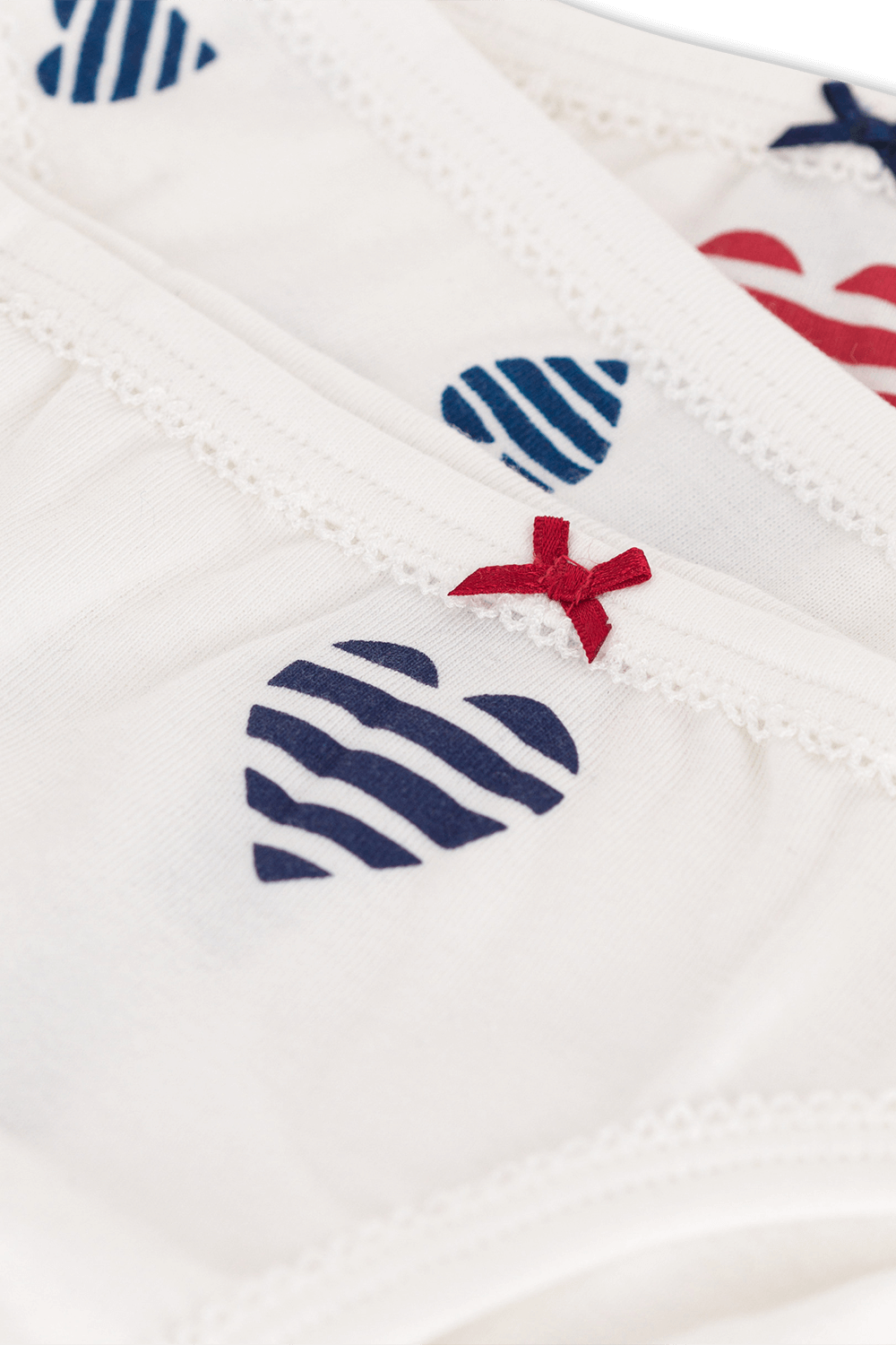 תמונת תקריב של מארז שלושה זוגות תחתונים לבבות - גילאי 2-5 שנים