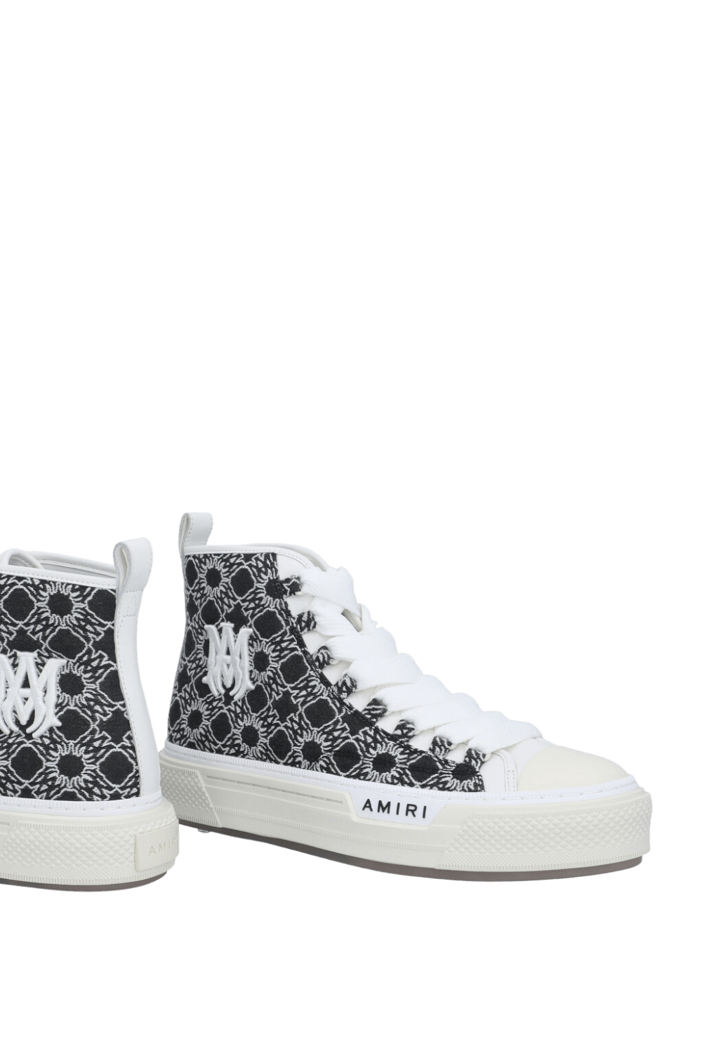 תמונת תקריב של נעלי סניקרס