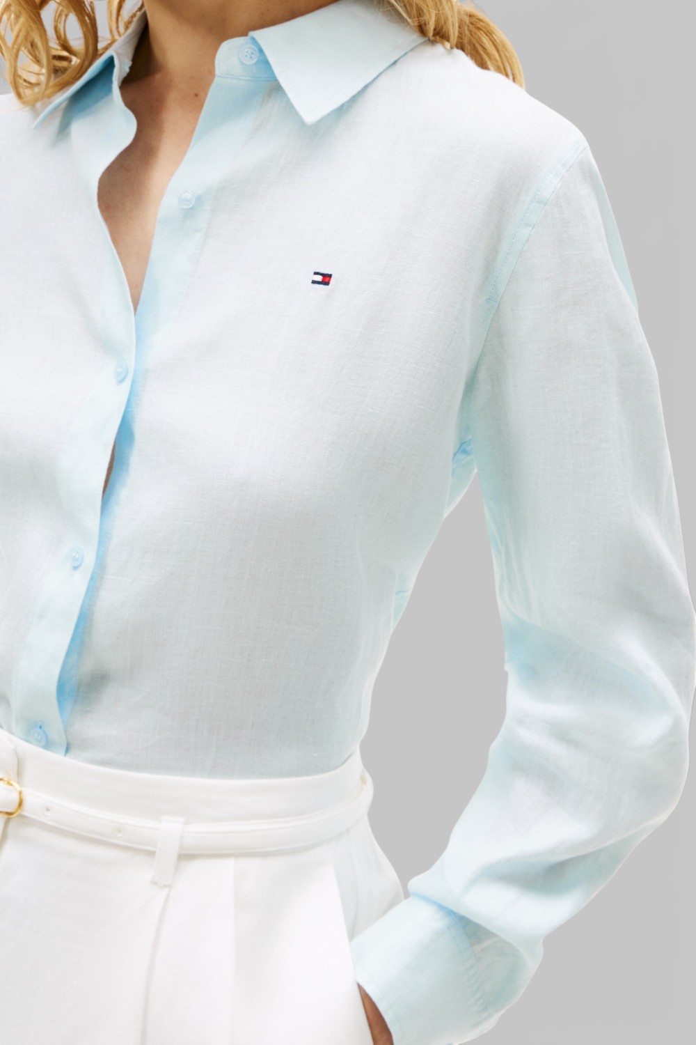 תמונת תקריב דוגמן של חולצה מכופתרת פשתן