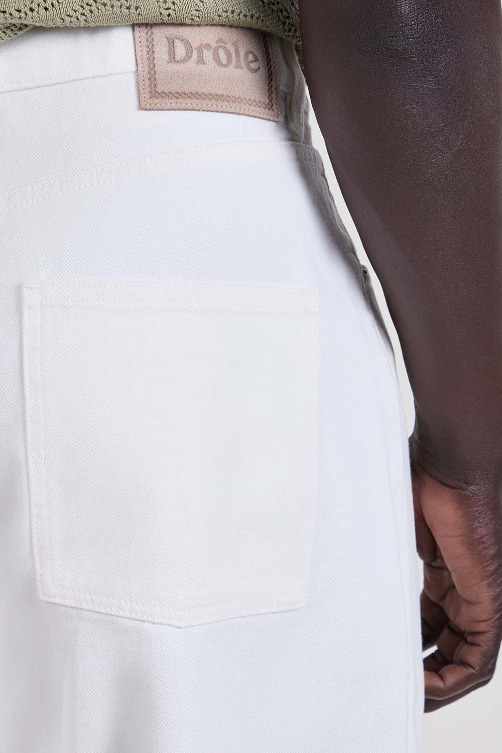 תמונת תקריב דוגמן של מכנסי ג'ינס בגזרה ישרה